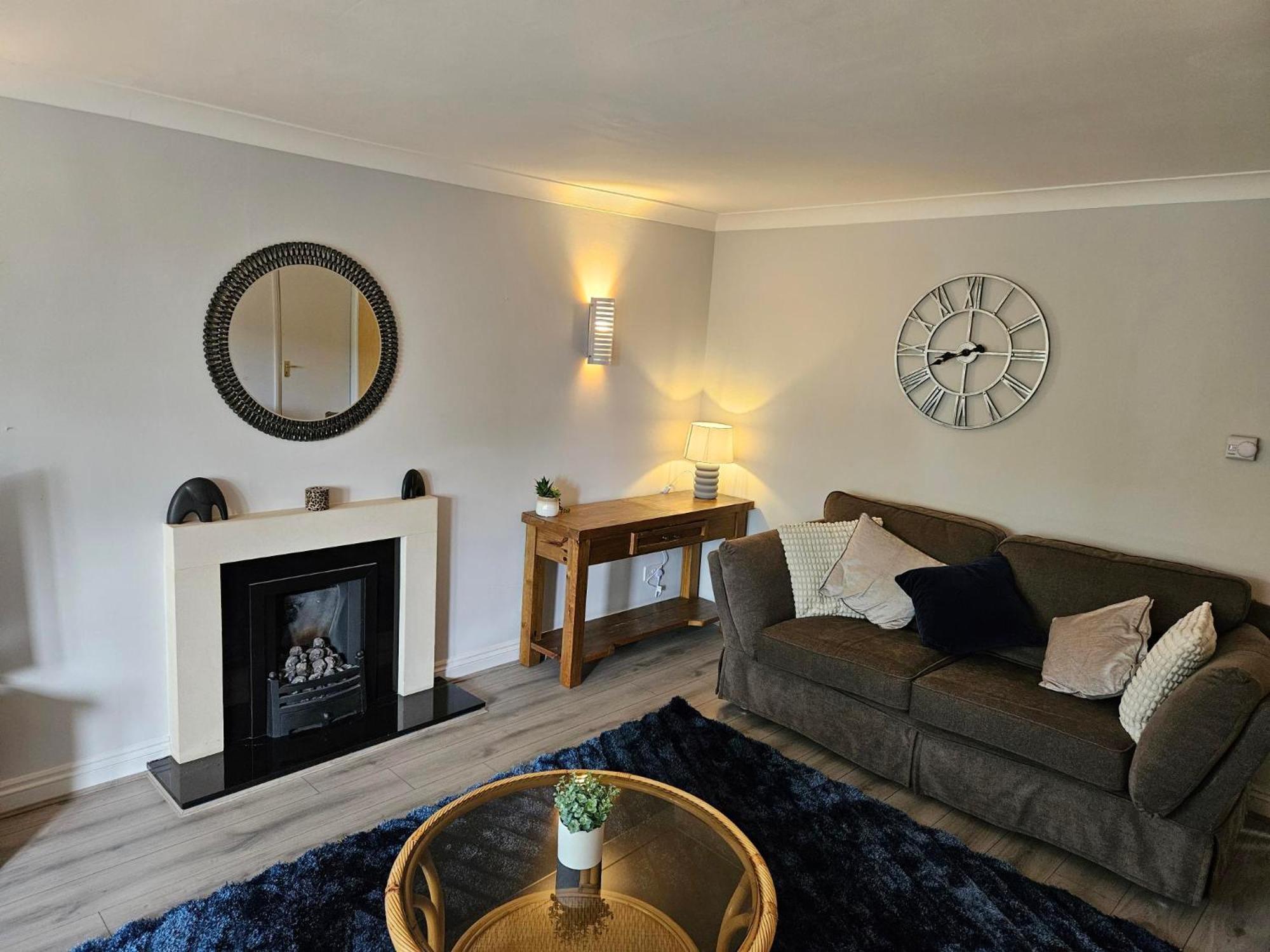 Redcot Gardens Stamford 4 Bed Contractor Familt Home With Parking Extérieur photo