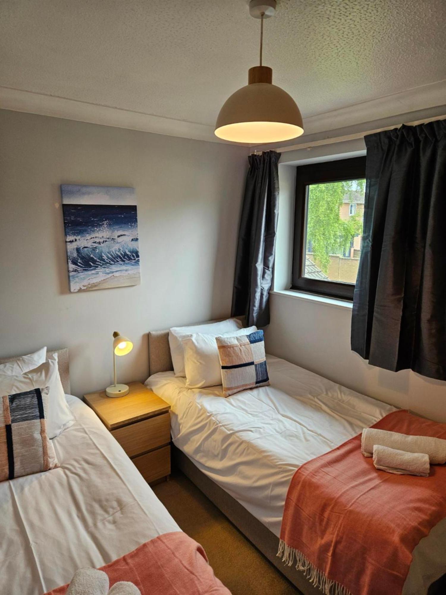 Redcot Gardens Stamford 4 Bed Contractor Familt Home With Parking Extérieur photo