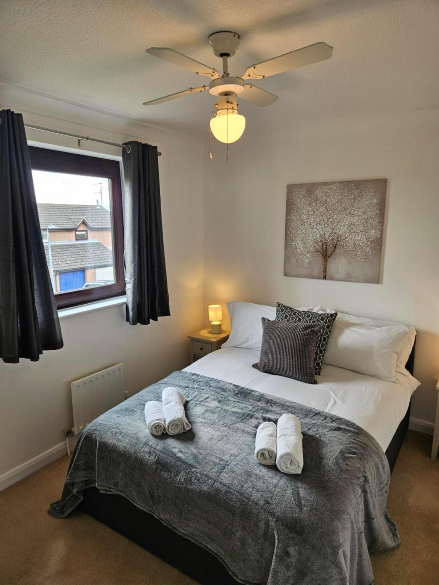 Redcot Gardens Stamford 4 Bed Contractor Familt Home With Parking Extérieur photo