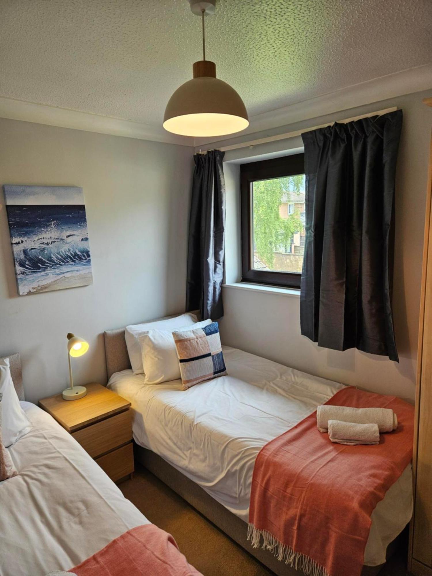 Redcot Gardens Stamford 4 Bed Contractor Familt Home With Parking Extérieur photo