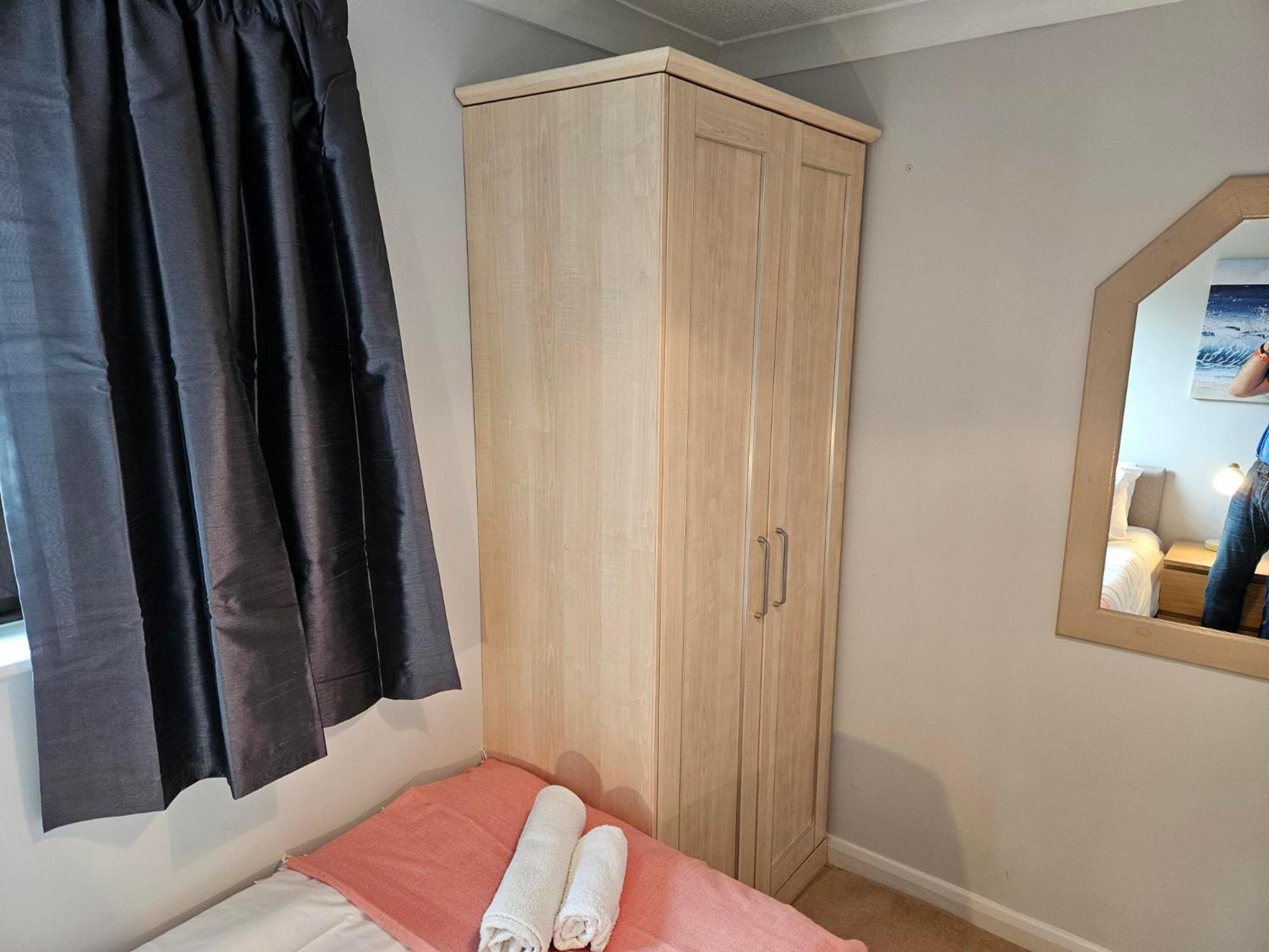 Redcot Gardens Stamford 4 Bed Contractor Familt Home With Parking Extérieur photo