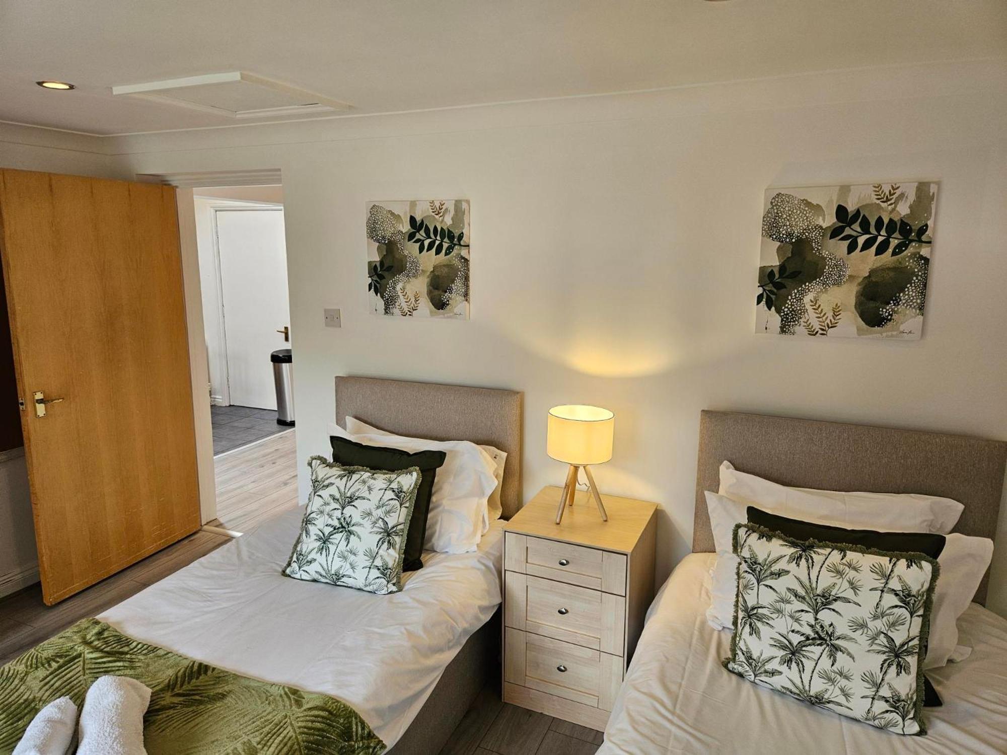 Redcot Gardens Stamford 4 Bed Contractor Familt Home With Parking Extérieur photo