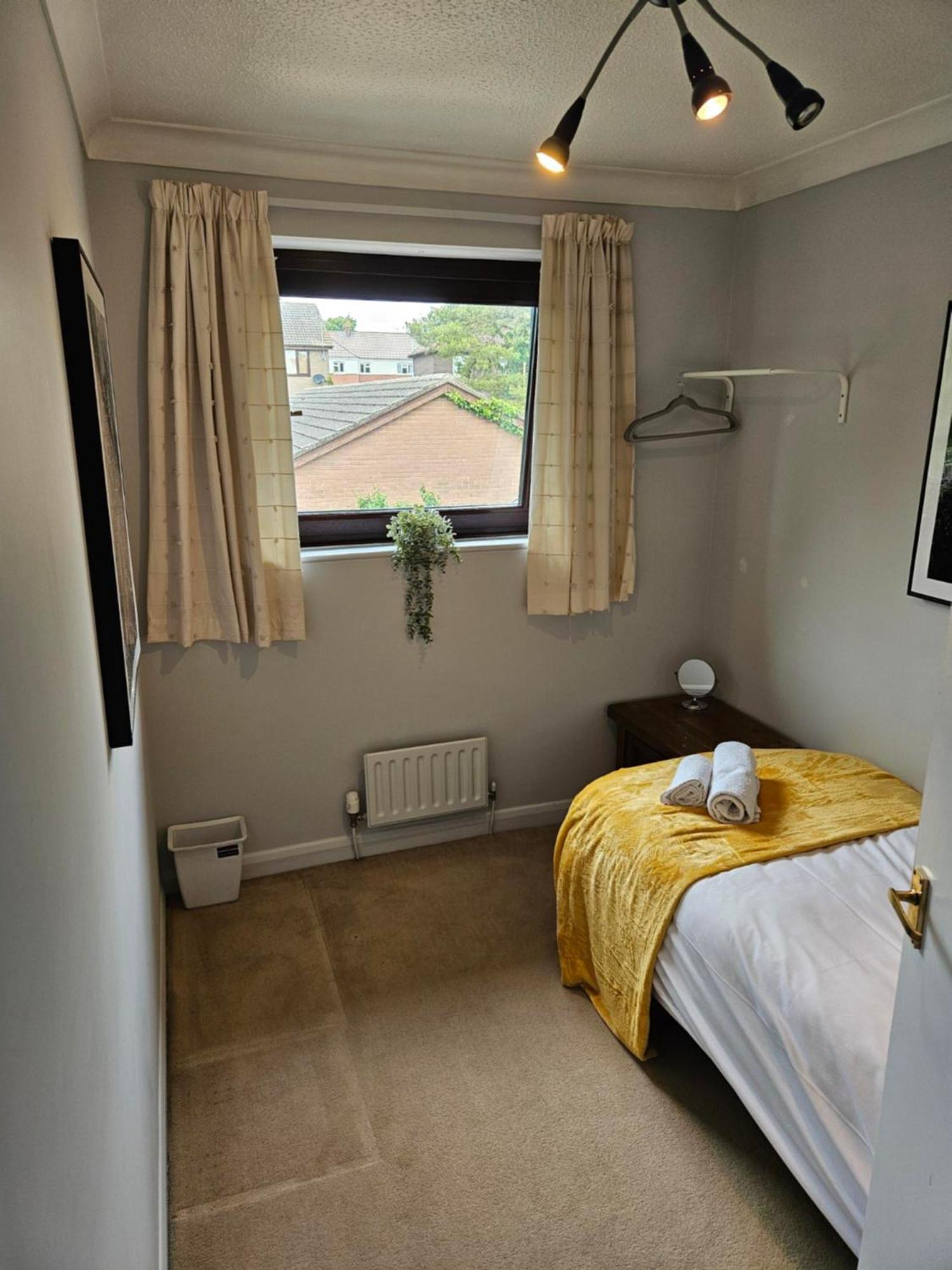 Redcot Gardens Stamford 4 Bed Contractor Familt Home With Parking Extérieur photo
